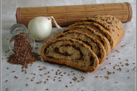 Фото к рецепту: Пшенично-ржаной хлеб на картофельной закваске с семенами льна, сыром, луком и помидорами