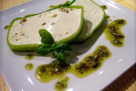 Фото к рецепту: Террин из твороженного сыра с горгонзолой и оливками
