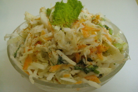 Фото к рецепту: Салат из капусты с нежным йогуртным соусом