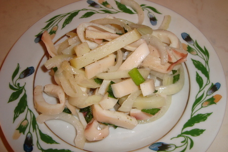 Фото к рецепту: Салат из кальмаров, картофеля и лука