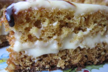 Фото к рецепту: Бисквит на кефире, пирожные и торт из него
