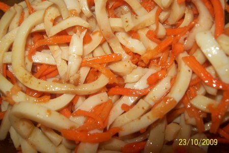 Фото к рецепту: Кальмары с морковкой по-корейски