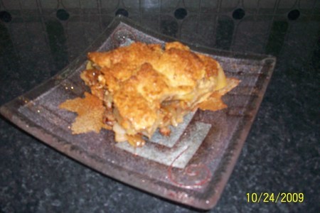 Фото к рецепту: Закрытый яблочный пирог с изюмом и орехами.