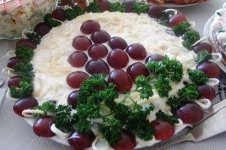 Фото к рецепту: Салат "виноградная лоза"