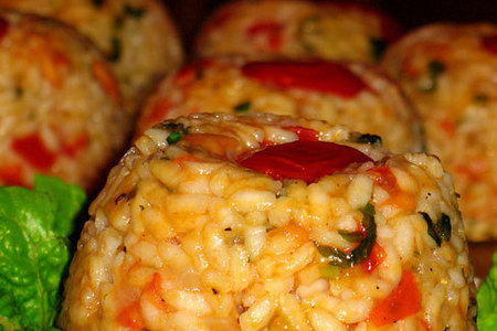 Фото к рецепту: Рисовые тимбали с моцареллой(sformatini di riso alla mozzarella)