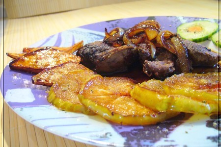 Фото к рецепту: Куриная печень с карамелизованными яблоками, сельдереем и луком