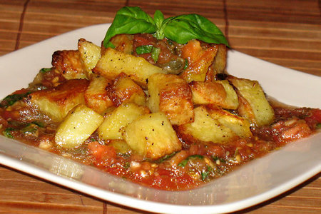 Фото к рецепту: Гарнир из запечёного картофеля с маринованными помидорами(patate arrostite con pomodori marinati)