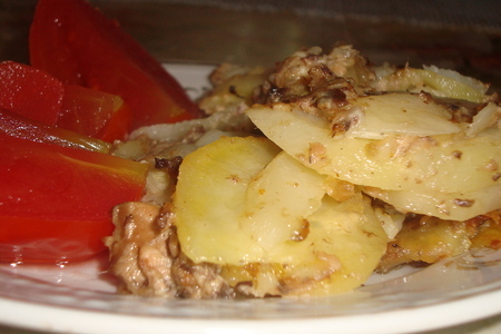 Фото к рецепту: Картофель, запеченный с консервой