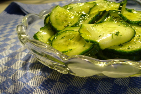 Фото к рецепту: Быстрый малосольный огуречный салат (внесезонный)