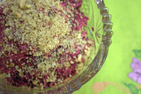 Фото к рецепту: Салат из свеклы, чернослива и грецкого ореха