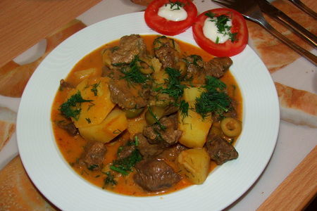 Фото к рецепту: Говядина тушеная с оливками и картофелем (кажется по мароккански...)