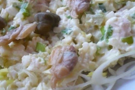 Фото к рецепту: Салат с копчеными ракушками, курицей, луком пореем и яблоком