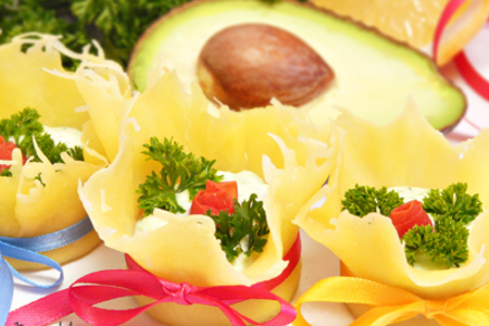 Фото к рецепту: Пикантные сырные тарталетки с авокадно-творожной начинкой "восторг".
