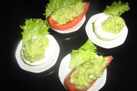 Фото к рецепту: Закуска из яиц и помидор,фаршированных авокадо.