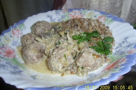 Фото к рецепту: Фрикадельки в сливочно-грибном соусе