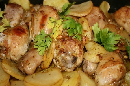 Сочные куриные ножки и картофель в медовом соусе.