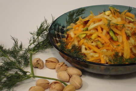 Фото к рецепту: Салат из кольраби с морковью и фисташками