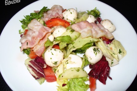 Фото к рецепту: Салат из свежих овощей с беконом и мини-моцареллой
