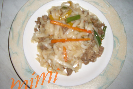 Фото к рецепту: Свининка с рисовой лапшой и овощами а-ля рюс