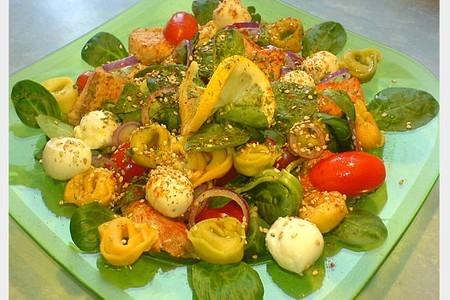 Фото к рецепту: Салат  с тортеллини и рыбой (сытно, почти как обед)