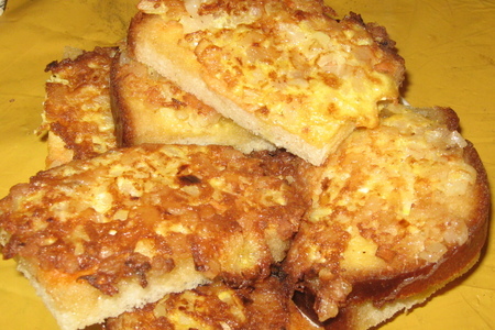 Фото к рецепту: Золотые гренки  или гарячие бутерброды по-деревенски