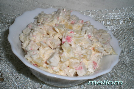 Фото к рецепту: Салат из крабовых палочек с сыром и ананасами
