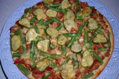 Фото к рецепту: Пицца с зелёной фасолью и маринованым огурчиком