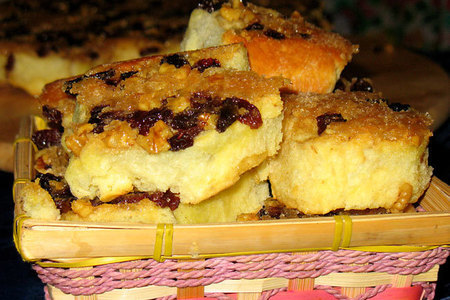 Перевёрнутый пирог из розеток,с изюмно-ореховой корочкой