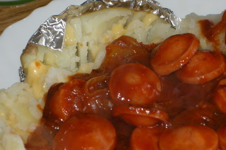 Фото к рецепту: Печеный картофель с сосисками