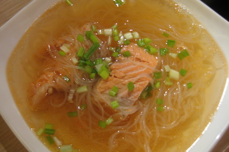 Фото к рецепту: Рыбный супчик с рисовой лапшой