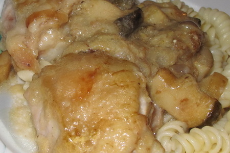 Фото к рецепту: Куриные бедрышки с белыми грибами