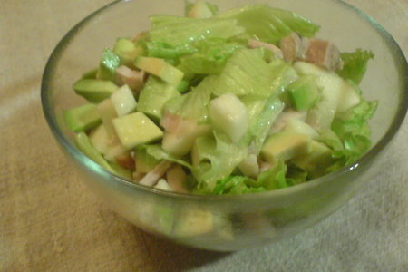 Фото к рецепту: Куриный салат с авокадо и яблоком