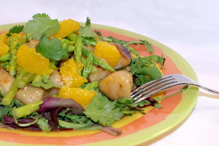 Фото к рецепту: Тёплый салат из морских гребешков и спаржи под апельсиновым соусом