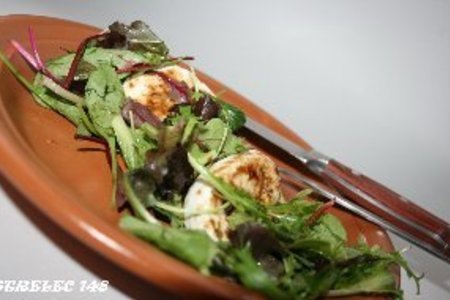 Фото к рецепту: Салат зеленый с моцареллой и кремом бальзамик.