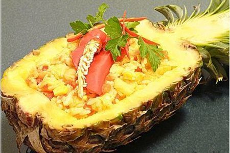 Фото к рецепту: Острый рис с креветками в ананасе по-тайски
