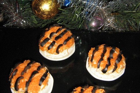 Фото к рецепту: Канапе новогодние "тигрята"(идея оформления к новому  2010 году тигра)