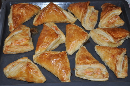 Фото к рецепту: Слоёные треугольнички с сыром и креветками