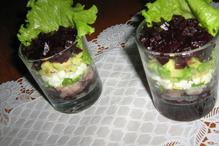 Фото к рецепту: Салат из сельди,с авокадо и свеклой.