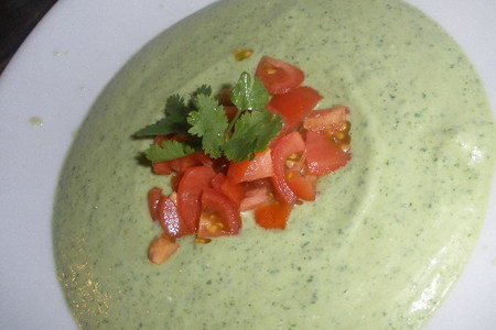 Фото к рецепту: Освежающий кремовый зеленый суп
