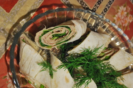 Фото к рецепту: Рулетики из лаваша с печенью трески и щавелем