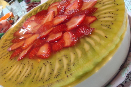 Фото к рецепту: Нежный творожный тортик с фруктами