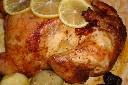 Фото к рецепту: Курица запеченая с картофелем, черносливом и др. специями.