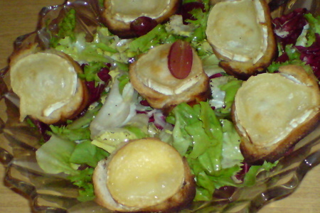 Фото к рецепту: Запечённый козий сыр на багете с салатом и виноградом