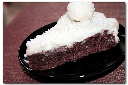Шоколадный торт с ликером и сливочным кремом