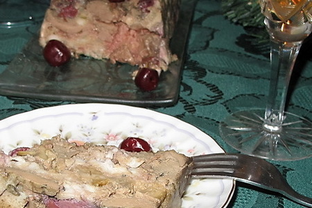 Фото к рецепту: Террин с гусиной печенью, белыми грибами и вишней