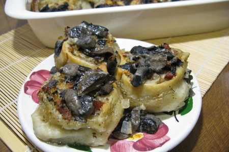 Фото к рецепту: Постное заварное тесто на вареники и пельмени + мясные розочки с грибным соусом