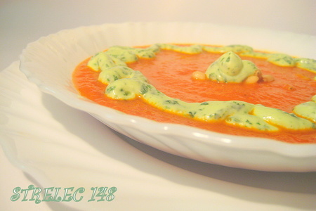 Фото к рецепту: Томатный суп-пюре с кедровыми орехами и зеленым соусом.