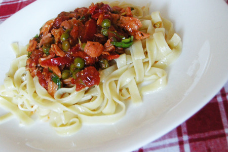 Фото к рецепту: Спагетти с семгой в остром томатном соусе.