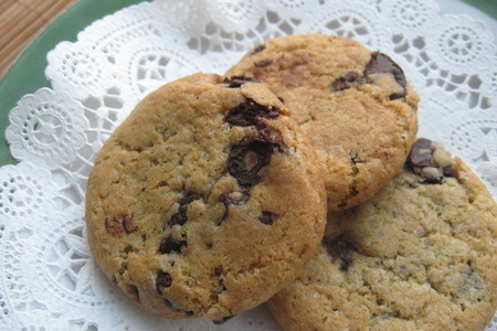 Фото к рецепту: Chocolate chip cookies (thin, chewy &amp; puffy)