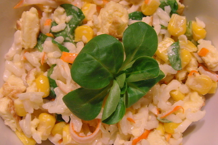 Фото к рецепту: Вкусный салат на скорую руку из остатков риса, омлета, крабовых палочек
